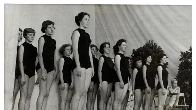 Die Turnerinnen des TV Markdorf feierten in den 50er Jahren große Erfolge, hier traten sie 1956 im Rahmenprogramm der Schweizerischen ...