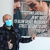 Alexander Schmalenberger vor einem Plakat des Mafiastreifens ‚Donnie Brasco‘.