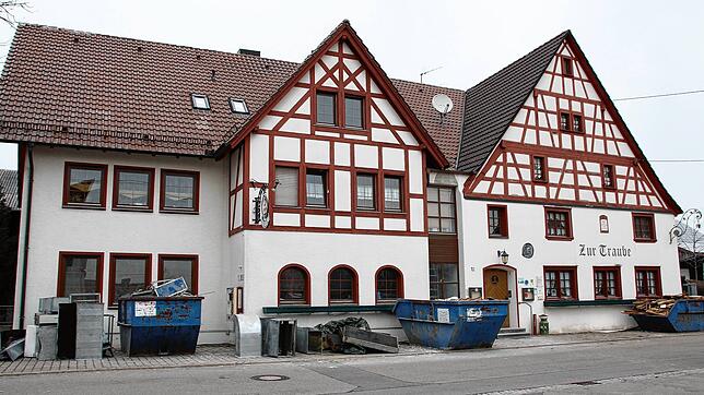 Die Bauschuttcontainer vor dem Haus zeugen von den Umbauarbeiten im Gasthaus &bdquo;Zur Traube&ldquo; in Kreenheinstetten. Für das ...