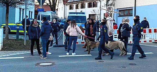 Udo Schulz steht am 13. Februar vor einer Polizeisperre in Laiz mit seinem Holzkreuz.