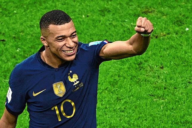 Hat im Gegensatz zu Englands Spielern gut lachen: Der französsiche Stürmer Kylian Mbappé, der mit seiner Mannschaft im WM-Halbfinale steht.