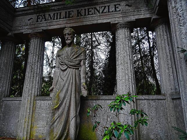 Christusstatue auf dem Familiengrab Kienzle