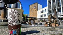 Kaffee im Pappbecher zum Mitnehmen: Bislang ist die Wegwerfverpackung für Kunden kostenlos – mit einer lokalen Verpackungssteuer würde ...