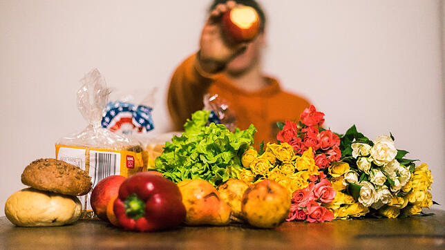 Das Ergebnis der nächtlichen Unternehmung kommt auf den Tisch: Weißbrot, Gemüse, Obst – und mehrere Rosensträuße hat Peter Heinze aus ...