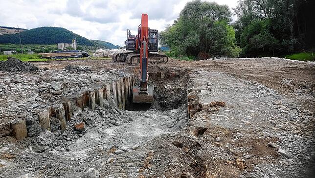 Die Fundamente leisteten dem Meißel am Bagger mehr Widerstand als die Brücke selbst. Man könnte meinen, sie wären für die Ewigkeit ...