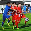 Keinen Sieger gab es im B 31-Derby zwischen dem FC Neustadt und FC Löffingen. Hier versucht sich der Neustädter Nikola Kosic (blau) ...