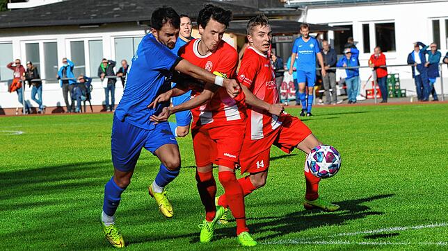 Keinen Sieger gab es im B 31-Derby zwischen dem FC Neustadt und FC Löffingen. Hier versucht sich der Neustädter Nikola Kosic (blau) ...