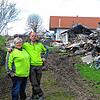 Noch ist der Brandschutt nicht entsorgt: Claudia und Ralf Rapp blicken zwei Wochen nach dem Großbrand in ihrer Schreinerei in Geisingen ...