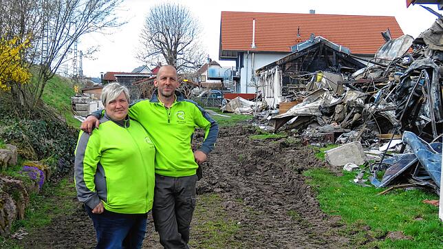 Noch ist der Brandschutt nicht entsorgt: Claudia und Ralf Rapp blicken zwei Wochen nach dem Großbrand in ihrer Schreinerei in Geisingen ...