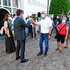 Gratulation mit der &bdquo;Corona-Faust&ldquo;: Klaus Schultz (rechts) beglückwünscht Georg Riedmann am Sonntagabend auf dem Markdorfer ...