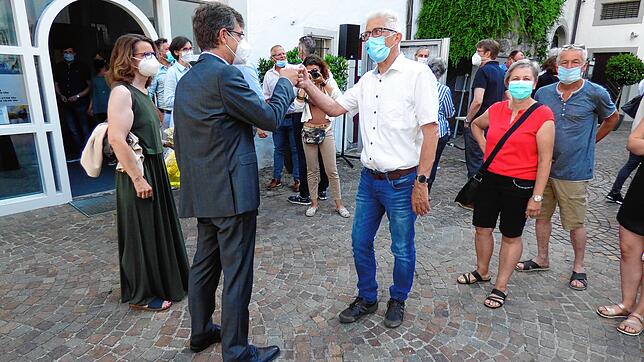 Gratulation mit der &bdquo;Corona-Faust&ldquo;: Klaus Schultz (rechts) beglückwünscht Georg Riedmann am Sonntagabend auf dem Markdorfer ...