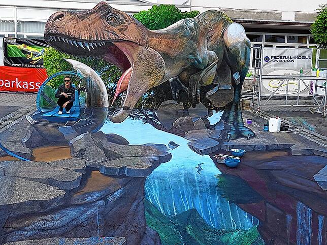 Das 3D-Bild aus Jurassic World auf dem Blumberger Marktplatz hat Nikolaj Arndt so angelegt, dass die Zuschauer mit ihm gleich mehrfach ...