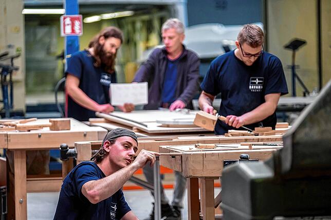 Bootsbau ist Handarbeit – auch bei großen Werften wie Bavaria. Hier werden Schreinerarbeiten ausgeführt.