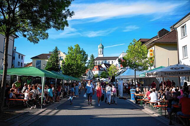 Beim Straßenmarkt kann man, wie hier im Vorjahr, entspannt durch die Stadt schlendern. Verschiedene Vereine bieten Speisen und Getränke ...