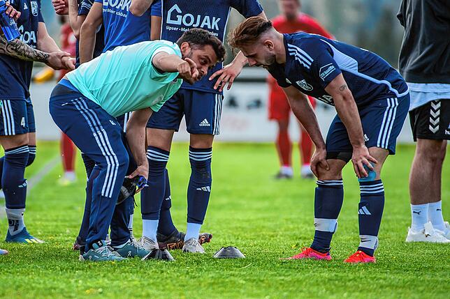 So kennt man ihn: Trainer Giuseppe Stabile vom SV BW Murg erklärt seinem Torjäger Francesco Lo Presti, wie das noch klappen soll mit dem ...