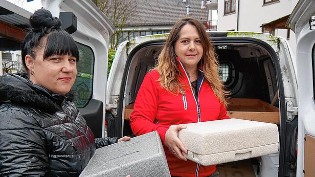 Nadine Wunsch (links) und Susanne Lipke von der Cura Caritas beim Beladen eines Autos in Gottmadingen. Sie liefern Essen auf Rädern aus ...