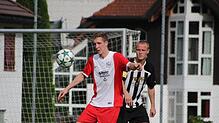 Neukirchs Robin Duffner schirmt den Ball ab vor dem Triberger Daniel Krebs. Die Triberger kamen gegen Neukirch durch einen späten ...