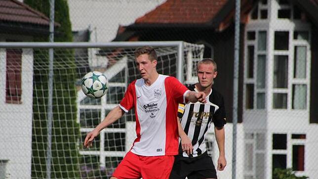 Neukirchs Robin Duffner schirmt den Ball ab vor dem Triberger Daniel Krebs. Die Triberger kamen gegen Neukirch durch einen späten ...