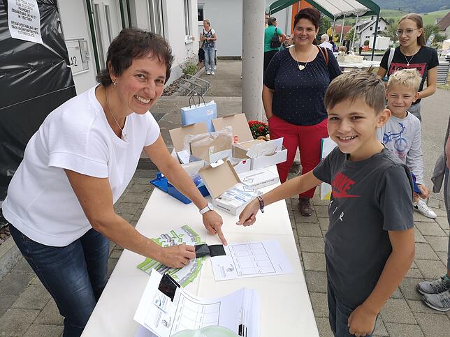 Ilse Zolg von Voigtländer Kriminaltechnik nimmt die Fingerabdrücke von Jakob.