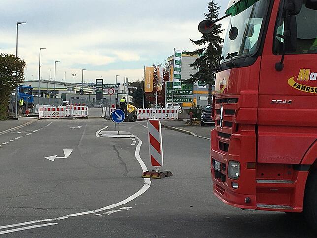 Muss das jetzt auch noch sein? Das fragen viele Singener. Vor dem C & C Netzhammer Großmarkt ist die Straße Pfaffenhäule für Autofahrer ...