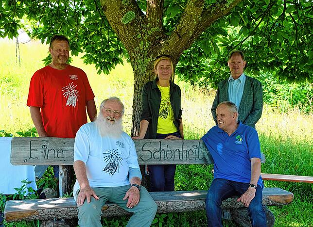 Im Schatten einer seltenen Esskastanie freuen sich mit Ziehmutter Anne-Gabriela Schmalstieg vom Waldrappteam Hödingens Ortsvorsteher ...