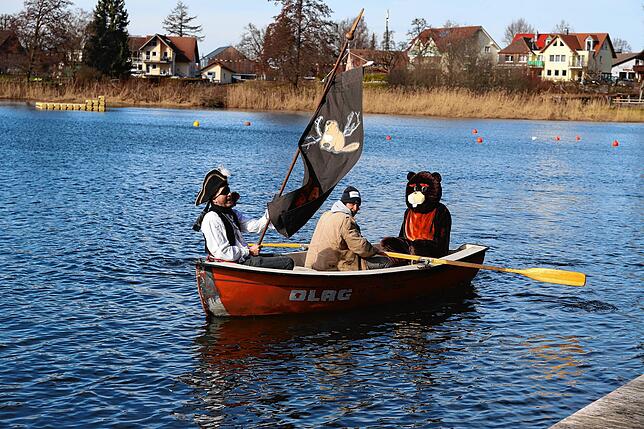 Illmensees Bürgermeister Michael Reichle als Pirat kam mit dem Ruderboot zur Schlüsselübergabe. Mit an Bord ein gefangener Biber ...