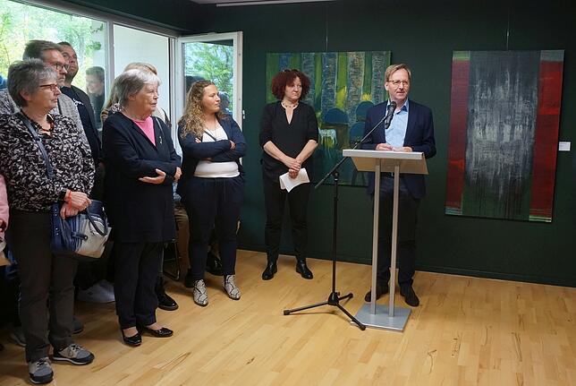 Einführende Worte: Oberbürgermeister Philipp Frank und Kulturamtsleiterin Kerstin Simon bei der Eröffnung der Artothek mit der ...