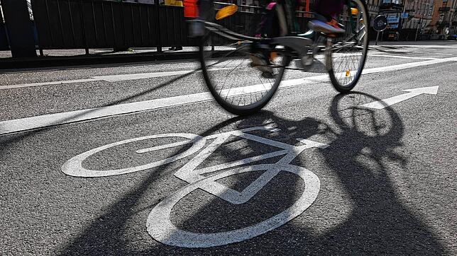 Ein Radfahrer ist in Karlsruhe unterwegs (Symbolbild)