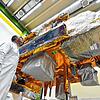 Das Archivfoto zeigt einen Metop-Wettersatelliten aus Europas größtem Satellitenwerk in Immenstaad am Bodensee. Dort entsteht gerade die ...
