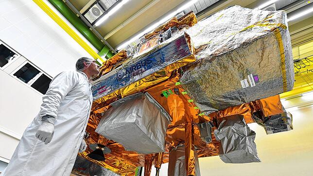 Das Archivfoto zeigt einen Metop-Wettersatelliten aus Europas größtem Satellitenwerk in Immenstaad am Bodensee. Dort entsteht gerade die ...