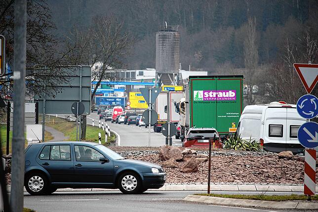 An der Kreuzung zur L185 hat es im März gekracht, danach regelt die Polizei den Verkehr. Es kommt zu langen Staus.