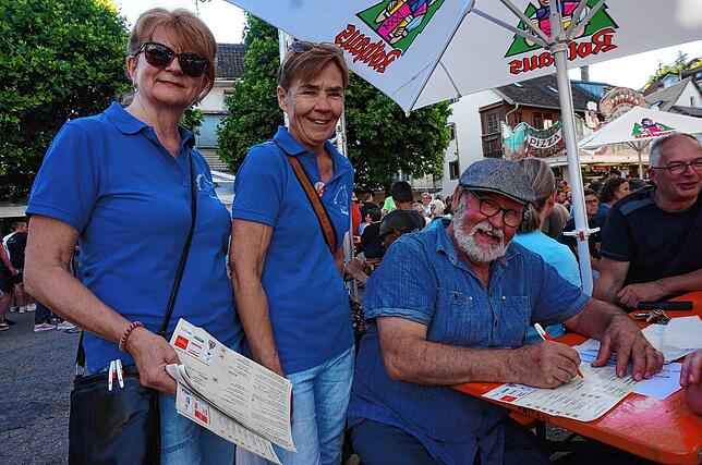 Veronika Velbl (l.) und Karin Isele (Klettgauer Heimattracht) verteilen Wunschzettel.