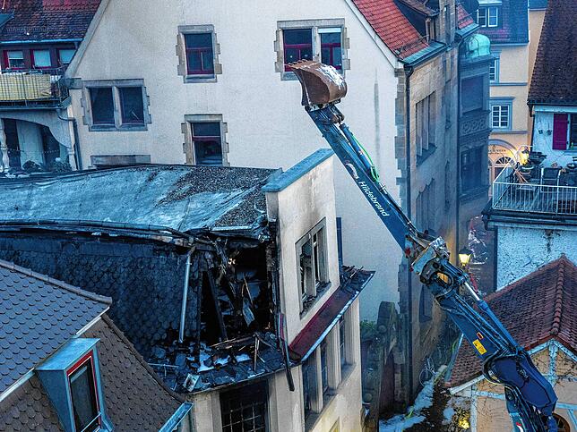 Bild 13: Nach dem Großbrand in Konstanz: Der Einsatz geht in seine zweite Nacht