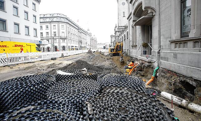 Bild 2: Großbaustelle am Bahnhofplatz in Konstanz: Bis Herbst 2025 soll alles fertig sein
