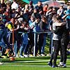 Große Emotionen: Serdar Yalcinkaya (Zweiter von rechts) umarmt seinen Co-Trainer Nico Braun nach dem Sieg beim Sieg im Gnadensee-Derby ...