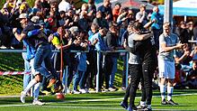 Große Emotionen: Serdar Yalcinkaya (Zweiter von rechts) umarmt seinen Co-Trainer Nico Braun nach dem Sieg beim Sieg im Gnadensee-Derby ...