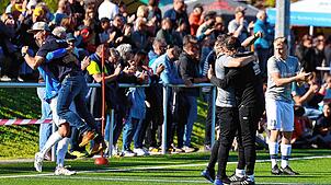 Große Emotionen: Serdar Yalcinkaya (Zweiter von rechts) umarmt seinen Co-Trainer Nico Braun nach dem Sieg beim Sieg im Gnadensee-Derby ...