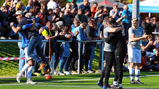 Große Emotionen: Serdar Yalcinkaya (Zweiter von rechts) umarmt seinen Co-Trainer Nico Braun nach dem Sieg beim Sieg im Gnadensee-Derby ...