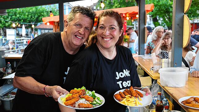 Trotz reichlich Arbeit sind Joachim Gretzmeier und seine Mitarbeiterin Isabell Moll bei der Zubereitung ihrer beliebten Fischknusperle ...