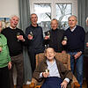 Die früheren Fußballfreunde (stehend, von links) Reinhold Powietzka, Peter Obergfell, Adolf Böhler, Ludwig Huber, Günter Hensel und Kurt ...