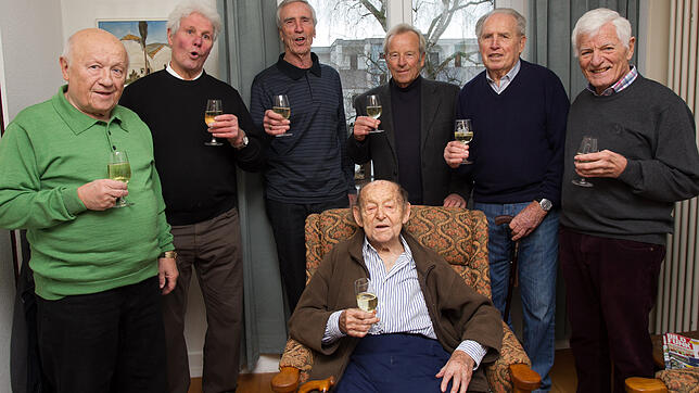 Die früheren Fußballfreunde (stehend, von links) Reinhold Powietzka, Peter Obergfell, Adolf Böhler, Ludwig Huber, Günter Hensel und Kurt ...