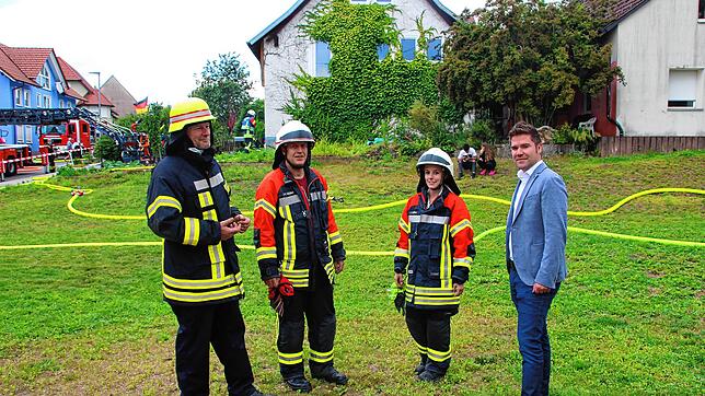 Die Zusammenarbeit von Feuerwehren und Gemeinden ist noch stärker als bisher gefragt: Das Bild zeigt nach einem Brandeinsatz in ...