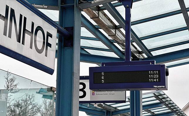 Die neue, digitale Anzeigetafel am Hafenbahnhof zeigt zwar an, welche Linie wann als nächstes abfährt. Aber wohin, steht noch nicht drauf.