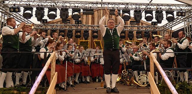 Gelungene Auftakttage des Musikfests: Die Trachtenkapelle Dachsberg verstand es einmal mehr, das Publikum im gut gefüllten Festzelt in ...