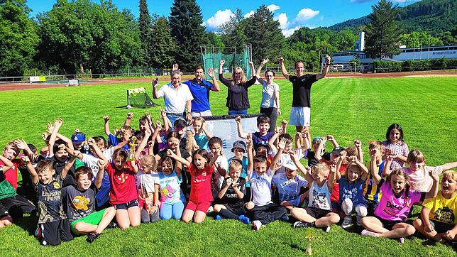 Wehr bewegt sich und Klaus Denzinger (hinten, links) ließ es sich nicht nehmen, beim ersten Fußballturnier der Talschule dabei zu sein ...