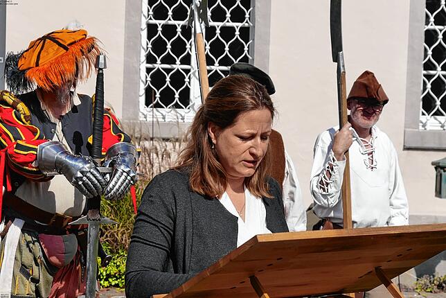 Alexandra Kipp, Bürgermeisterin von Herdwangen, schlägt einen Bogen von der Zeit des Bauernkriegs zur aktuellen gesellschaftlichen Lage. ...