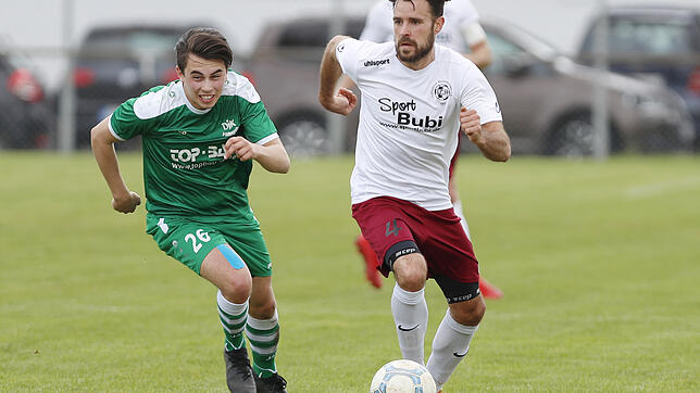 Der Hochemminger Tobias Falkowski (rechts) entwischt in dieser Szene seinem Villinger Gegenspieler Niklas Müller. Hochemmingen landete ...
