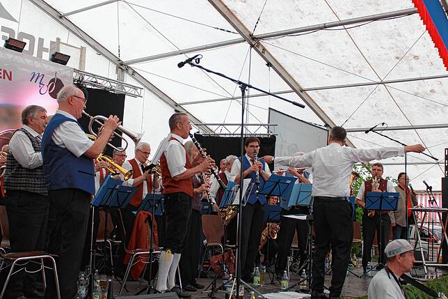Auch Dirigent Markus Sauter, der am Abend noch einen Auftritt als Posaunist mit der Südwestdeutschen Philharmonie Konstanz hat, bringt ...