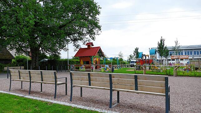 Der zentrale Dorfplatz und der benachbarte Spielplatz in Adelhausen sind mit einem Fest nun auch von der Bevölkerung eingeweiht worden.