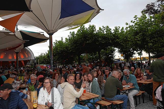 Bild 14: Die Gäste feiern beim Stadtgartenfest: Hier sind die Fotos vom ersten Abend